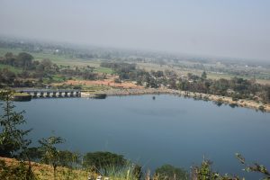 Como funciona a construção de reservatórios para irrigação 1 Reservatório para irrigação construído em propriedade rural com barramento de terra